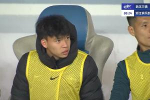 望无大碍！王钰栋伤退后回到替补席