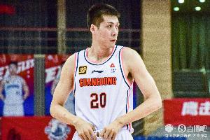 存在感十足！任骏飞6投3中 得到8分7篮板2助攻2抢断