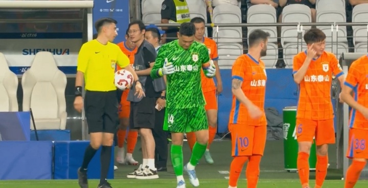 诉苦！王彤找瓦科交流，指了指麦麦提江，随后指向自己的脑袋