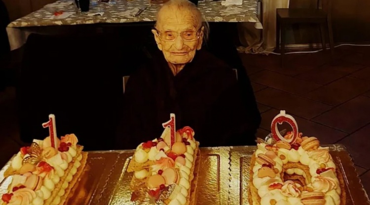 星空体育官网-110岁罗马老球迷：我对罗马的信仰是永恒的，感谢你一直陪伴我们